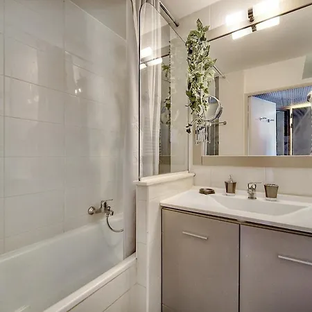 Agreable 2 Pieces Terrasse, Piscine, Clemenceau A1b235 アパート