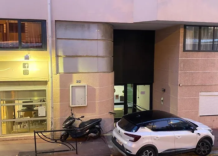 Apartment Agreable 2 Pieces Terrasse, Piscine, Clemenceau A1b235